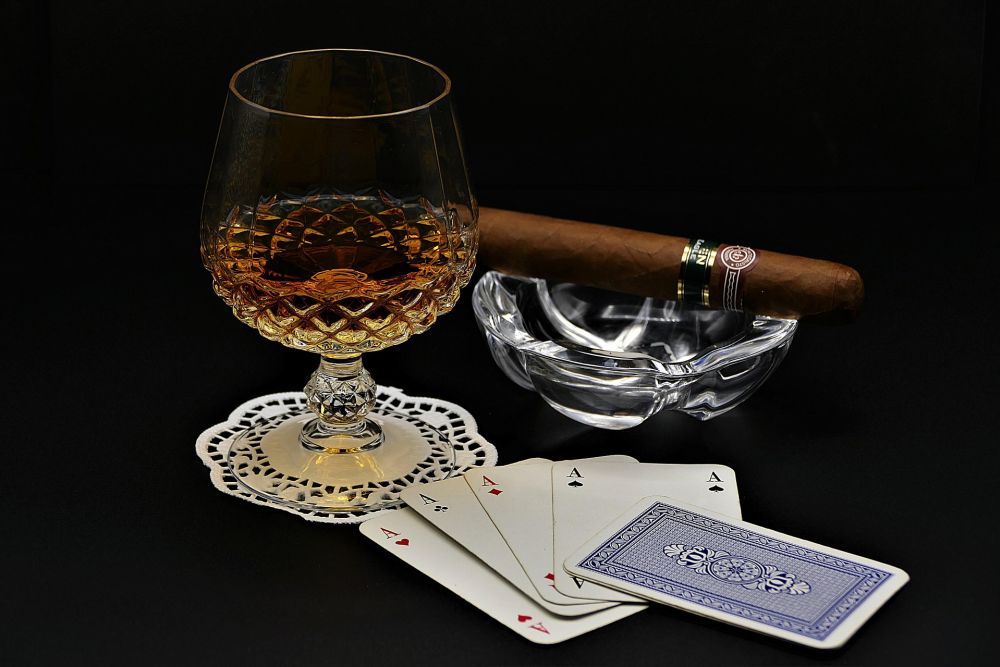 Cognac, Zigarre und Pokerkarten